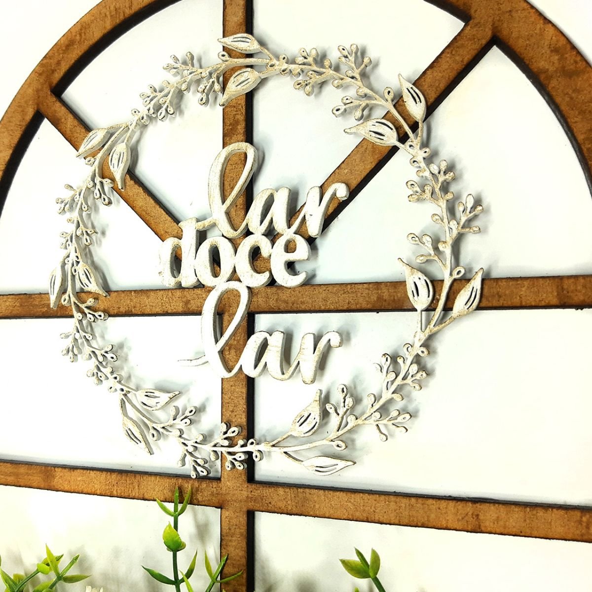 guirlanda-lar-doce-lar-com-floreira-mdf-circulo-de-folhas-em-mdf-folhagens-e-flores-artificiais3