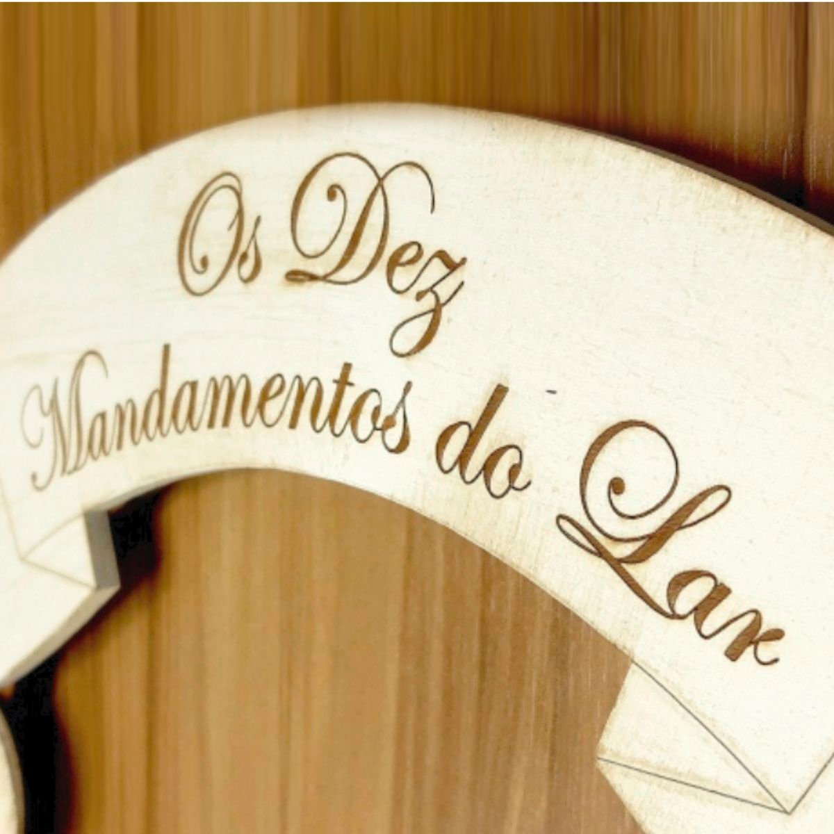 Guirlanda Os Dez Mandamentos do Lar com Corações em MDF e Flores Artificiais – Palavras Positivas para Decorar com Amor - Imagem 2