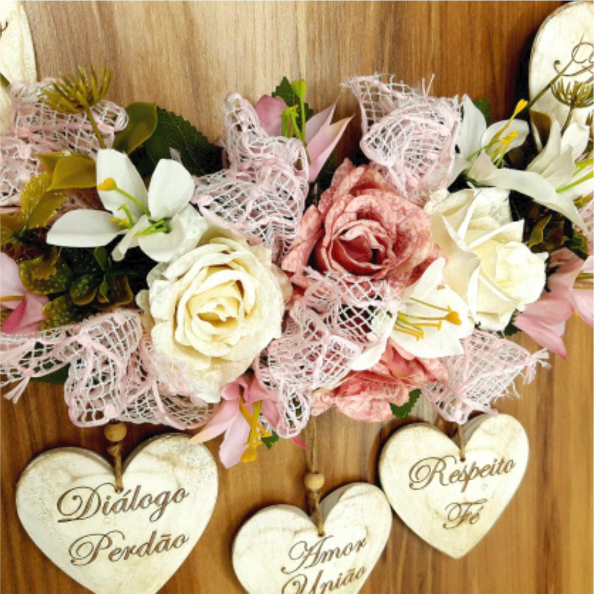 Guirlanda Os Dez Mandamentos do Lar com Corações em MDF e Flores Artificiais – Palavras Positivas para Decorar com Amor - Imagem 3